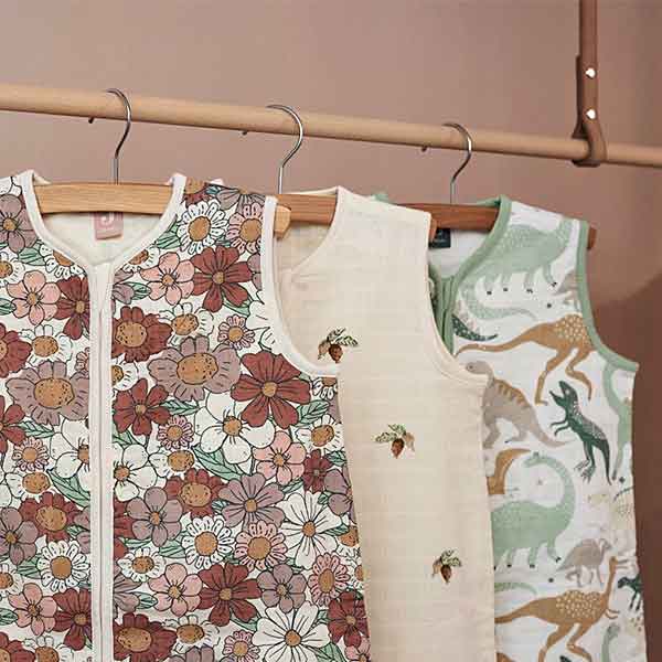 Jollein hydrofiele babyslaapzak met dino-print in groen en zandtinten, mouwloos zomer slaapzakje van katoen.