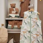 Jollein hydrofiele babyslaapzak met dino-print in groen en zandtinten, mouwloos zomer slaapzakje van katoen.