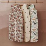 Jollein hydrofiele babyslaapzak met dino-print in groen en zandtinten, mouwloos zomer slaapzakje van katoen.