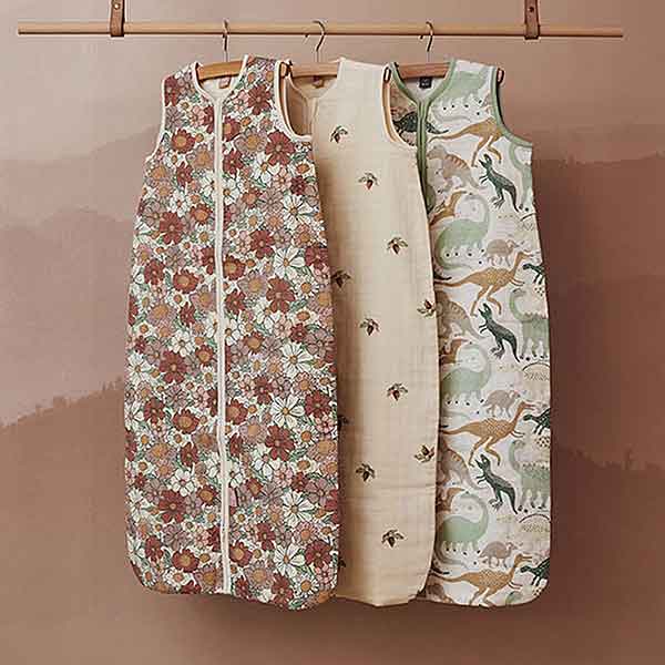 Jollein hydrofiele babyslaapzak met dino-print in groen en zandtinten, mouwloos zomer slaapzakje van katoen.