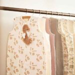 Jollein hydrofiele baby zomer slaapzak in Animals Nougat print met beige dierenmotief, mouwloos model van ademend katoen.