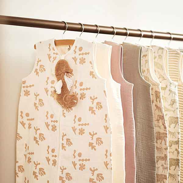 Jollein hydrofiele baby zomer slaapzak in Animals Nougat print met beige dierenmotief, mouwloos model van ademend katoen.