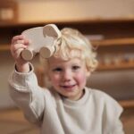 Houten speelgoedauto in de vorm van een lammetje met wieltjes van FSC gecertificeerd hout