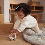 Houten speelgoedauto in de vorm van een lammetje met wieltjes van FSC gecertificeerd hout