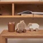 Houten speelgoedauto in de vorm van een lammetje met wieltjes van FSC gecertificeerd hout