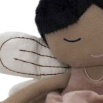 Jollein knuffelpop Mae fairy met zacht bruin jurkje en geborduurde gezichtjes
