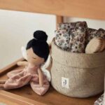 Jollein knuffelpop Mae fairy met zacht bruin jurkje en geborduurde gezichtjes