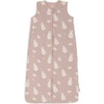 Roze Jollein Jersey babyslaapzak met witte Nijntje en hondjesprint, mouwloos model voor zomer.