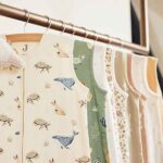 Roze Jollein Jersey babyslaapzak met witte Nijntje en hondjesprint, mouwloos model voor zomer.