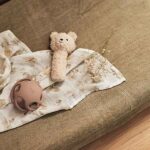 Jollein hydrofiele doeken met Dreamy Mouse print in beige tinten, gebonden met wit lint, set van twee zachte katoenen doeken.