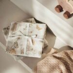 Jollein hydrofiele doeken met Dreamy Mouse print in beige tinten, gebonden met wit lint, set van twee zachte katoenen doeken.