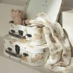 Jollein hydrofiele doeken met Dreamy Mouse print in beige tinten, gebonden met wit lint, set van twee zachte katoenen doeken.