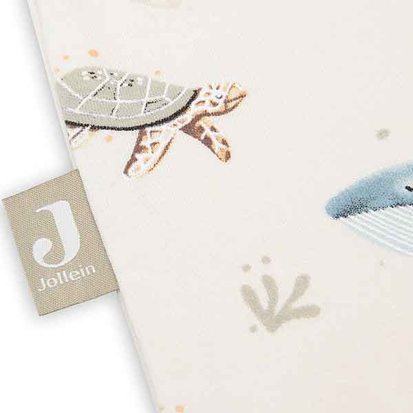 Jollein baby zomer slaapzak Deep Sea met walvissen, zeehondjes en schildpaddenprint, mouwloos Jersey slaapzakje in zomerse stijl.