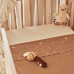 Jollein zacht eendje van teddy in off white en biscuit met rammelaar en knisperpapier