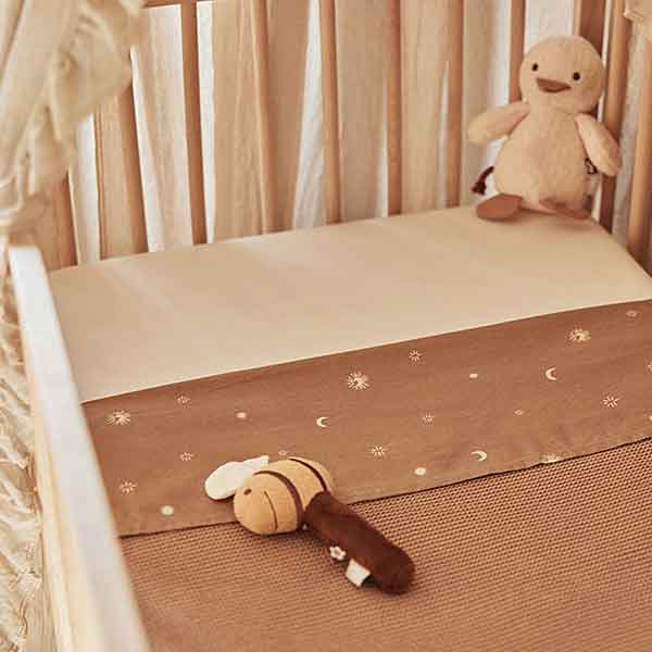 Jollein zacht eendje van teddy in off white en biscuit met rammelaar en knisperpapier