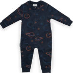 Donkerblauwe Frogs and Dogs baby onesie met planeten, sterren en maantjes.