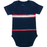 Donkerblauwe Fun2Wear babyromper Brandweer met rode strepen en witte opdruk.
