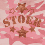 Roze Frogs and Dogs baby onesie met camouflageprint en groot glitterlogo STOER.
