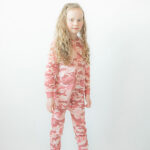 Roze Frogs and Dogs kinder onesie met camouflageprint en groot glitterlogo STOER.