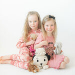 Roze Frogs and Dogs kinder onesie met camouflageprint en groot glitterlogo STOER.