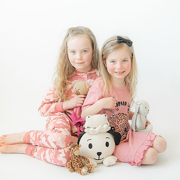 Roze Frogs and Dogs kinder onesie met camouflageprint en groot glitterlogo STOER.