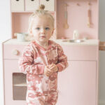 Roze Frogs and Dogs kinder onesie met camouflageprint en groot glitterlogo STOER.