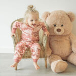 Roze Frogs and Dogs kinder onesie met camouflageprint en groot glitterlogo STOER.