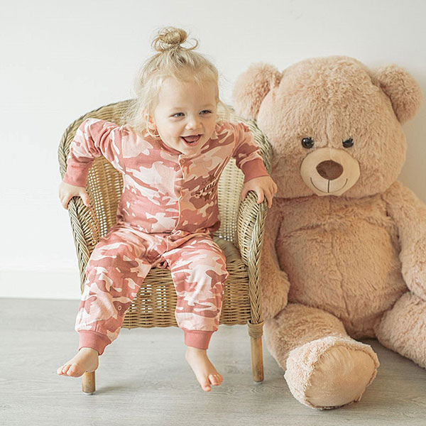 Roze Frogs and Dogs kinder onesie met camouflageprint en groot glitterlogo STOER.