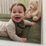 Jollein bandana slab Stargaze Leaf Green in groene tint met sterren en maan print gemaakt van zachte hydrofiele stof