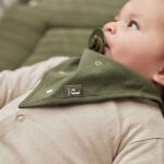 Jollein bandana slab Stargaze Leaf Green in groene tint met sterren en maan print gemaakt van zachte hydrofiele stof