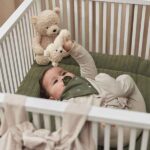 Jollein bandana slab Stargaze Leaf Green in groene tint met sterren en maan print gemaakt van zachte hydrofiele stof