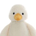 Eend Ducky knuffel van Cubbies met roomwit lichaam gele snavel en zachte vacht met vriendelijke uitstraling
