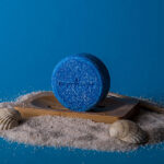 HappySoaps blauwe 2 in 1 Shampoo en Body Wash Bar In Need of Vitamin Sea met kartonnen verpakking