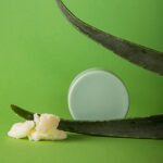 Aloë Vera Love Conditioner Bar van HappySoaps in groene uitvoering met kartonnen verpakking.