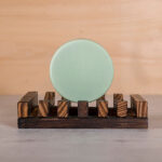 Aloë Vera Love Conditioner Bar van HappySoaps in groene uitvoering met kartonnen verpakking.