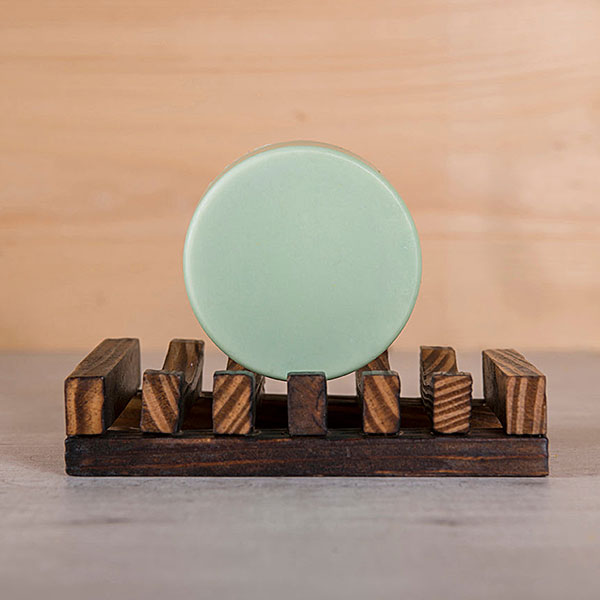 Aloë Vera Love Conditioner Bar van HappySoaps in groene uitvoering met kartonnen verpakking.