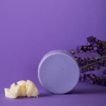 Paarse HappySoaps Lavender Bliss Conditioner Bar naast kartonnen verpakking