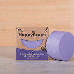 Paarse HappySoaps Lavender Bliss Conditioner Bar naast kartonnen verpakking