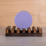 Paarse HappySoaps Lavender Bliss Conditioner Bar naast kartonnen verpakking