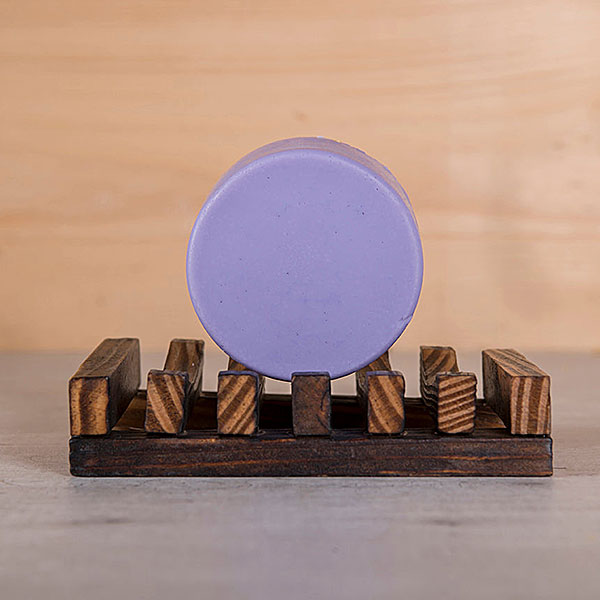 Paarse HappySoaps Lavender Bliss Conditioner Bar naast kartonnen verpakking