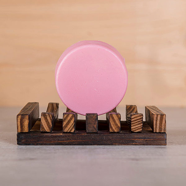 Roze HappySoaps Tender Rose Conditioner Bar naast de verpakking