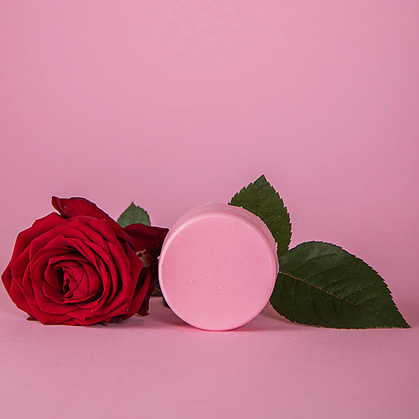 Roze HappySoaps Tender Rose Conditioner Bar naast de verpakking