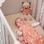 Roze jersey slaapzak van Jollein met all over madeliefjesprint en mouwloos ontwerp voor baby’s