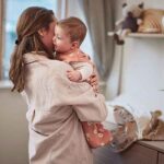 Roze jersey slaapzak van Jollein met all over madeliefjesprint en mouwloos ontwerp voor baby’s