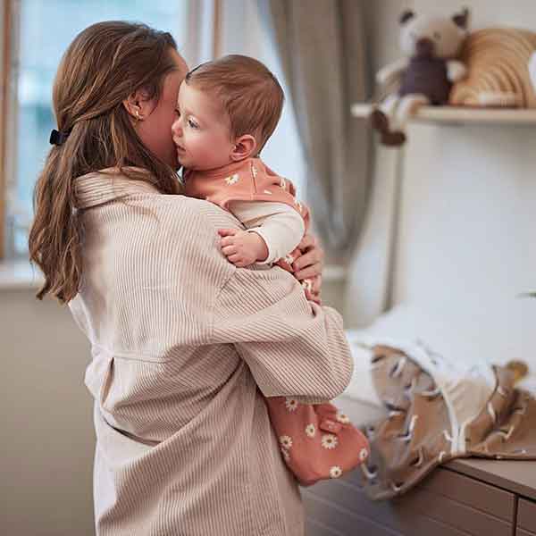 Roze jersey slaapzak van Jollein met all over madeliefjesprint en mouwloos ontwerp voor baby’s