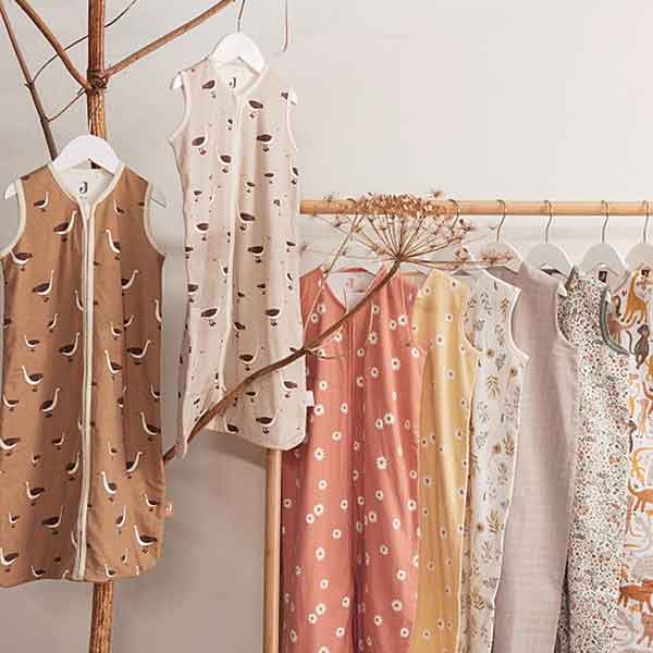 Roze jersey slaapzak van Jollein met all over madeliefjesprint en mouwloos ontwerp voor baby’s