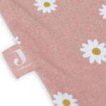 Roze jersey slaapzak van Jollein met all over madeliefjesprint en mouwloos ontwerp voor baby’s