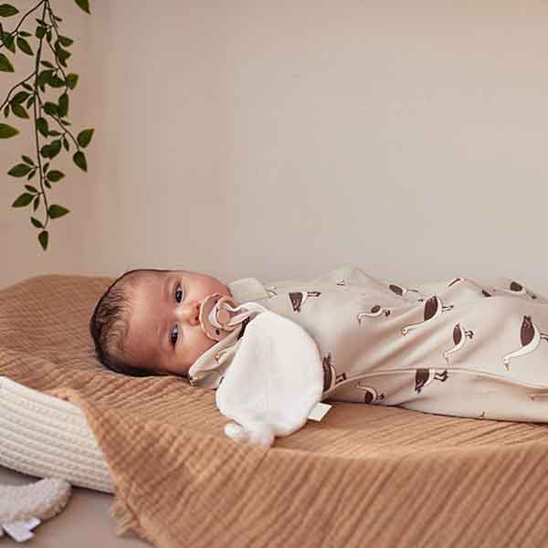 Jollein cocon slaapzak Goose Nougat met gansjesprint voor newborns