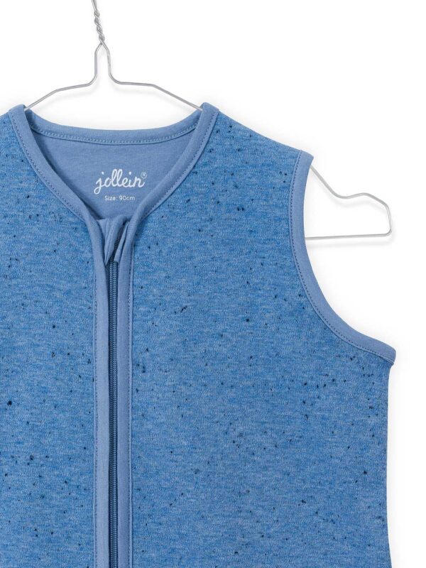 Blauwe slaapzak van Jollein Speckled blue met subtiele spikkelprint en zachte stof voor baby’s