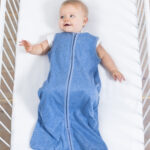 Blauwe slaapzak van Jollein Speckled blue met subtiele spikkelprint en zachte stof voor baby’s